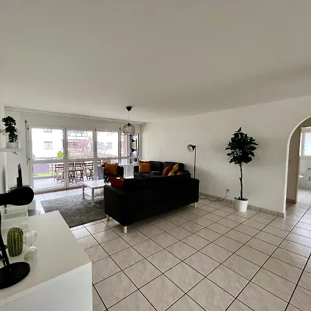 Charming Fully Furnished In The Center Of * בריג