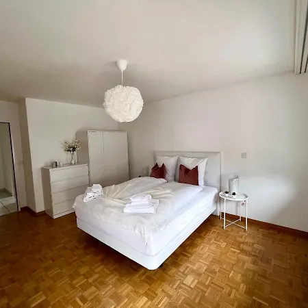 Charming Fully Furnished In The Center Of דירה *