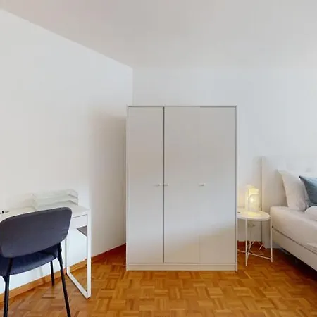 Charming Fully Furnished In The Center Of דירה